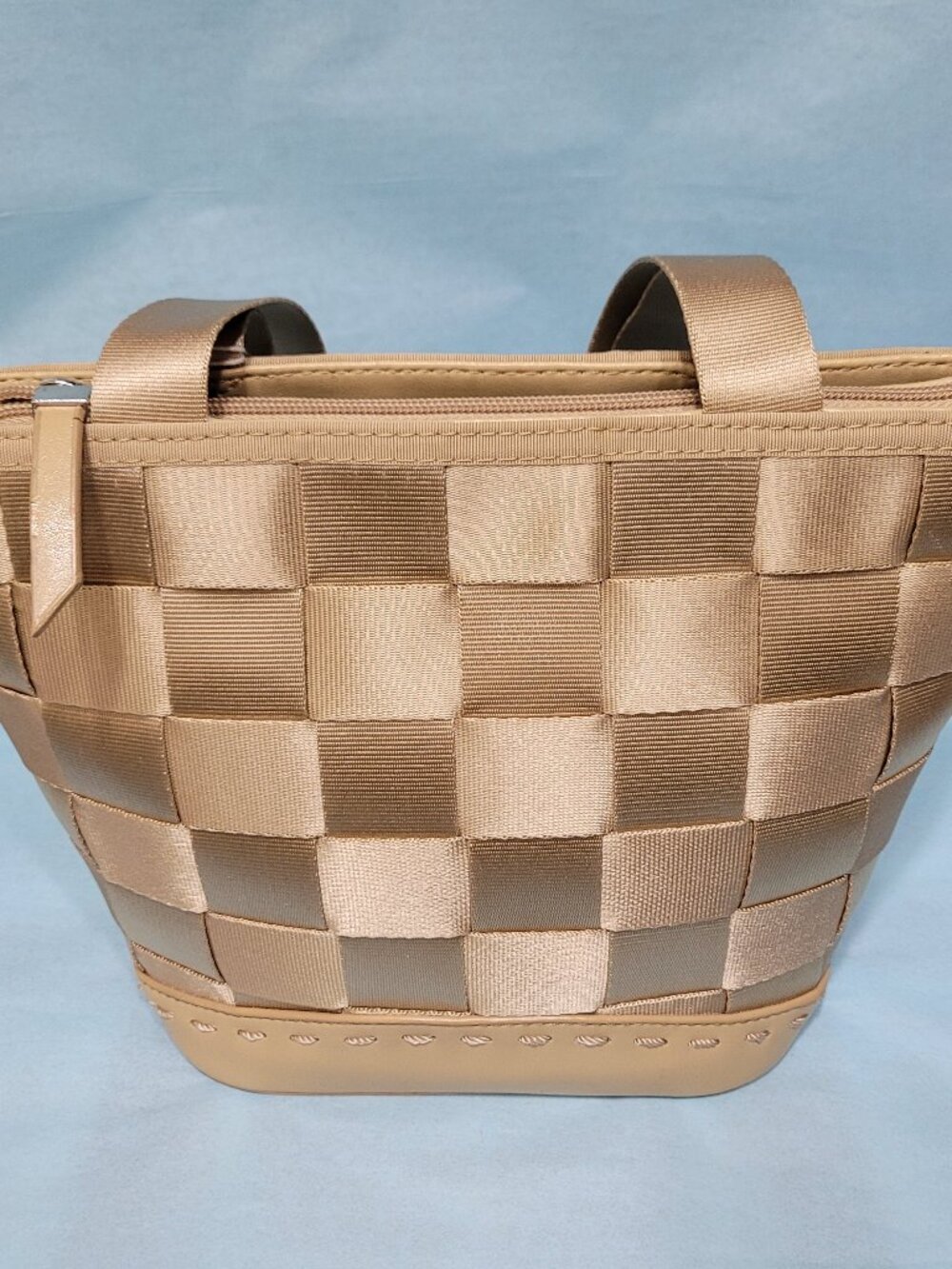 P2922-NWOT Gold Seatbelt Zip Top Satchel/Shoulder bag